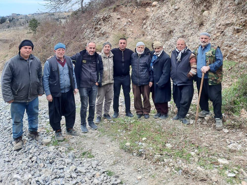 Kuraklıkla boğuşan mahallede kuyudan su fışkırdı! Bayram ediyorlar 5